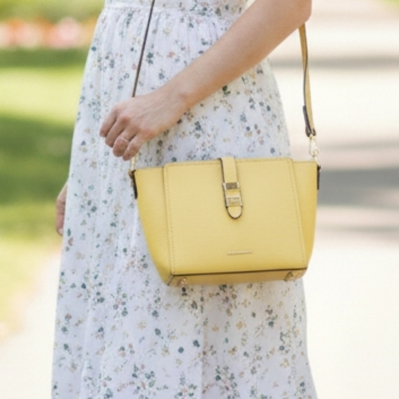 Guess Handbags - EUC Beautiful Guess Tropical Yellow Shoulder Crossbody Tote Bag Vacation Ready